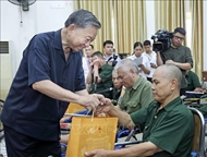 President visits wounded and sick soldiers in Bac Ninh province